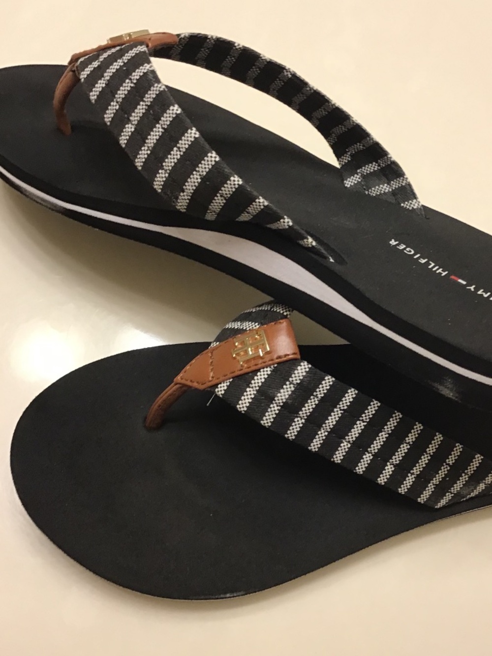 TOMMY HILFIGER BLACK/WHITE STRIPED THONG SANDALS WOMENS - Picture 8 of 9